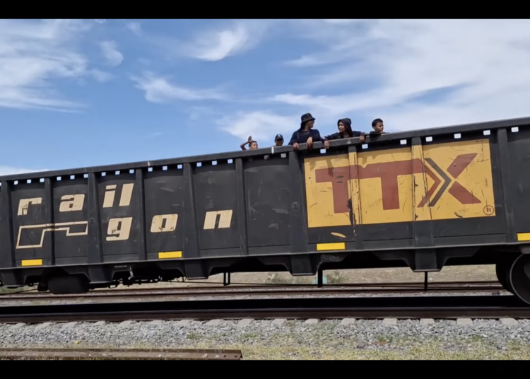 Muere migrante y su hijo de un año, al caer en un vagón del tren, en Calera